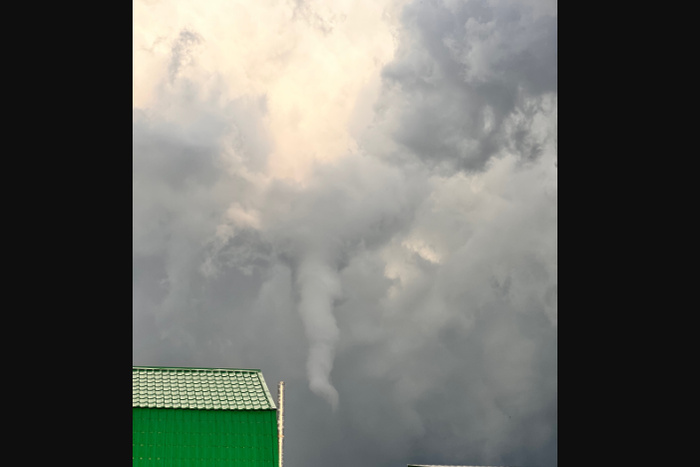 «Остались без крыши над головой». На границе со Свердловской областью пронесся разрушительный смерч