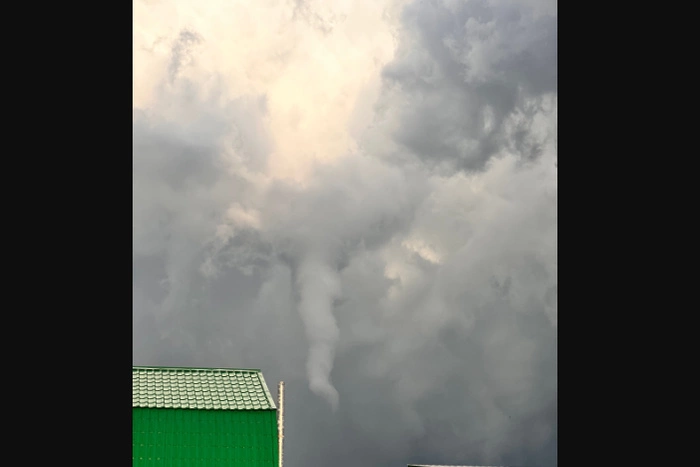 «Остались без крыши над головой». На границе со Свердловской областью пронесся разрушительный смерч