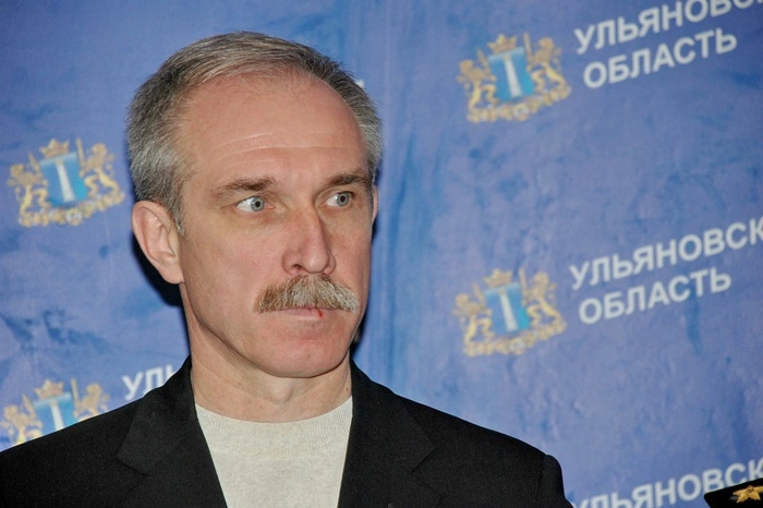 Ульяновский губернатор сделал скандальное фото на фоне памятника