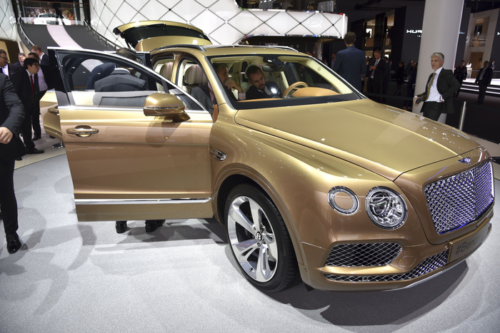 Екатеринбуржцы купили три Bentley Bentayga за 50 млн рублей