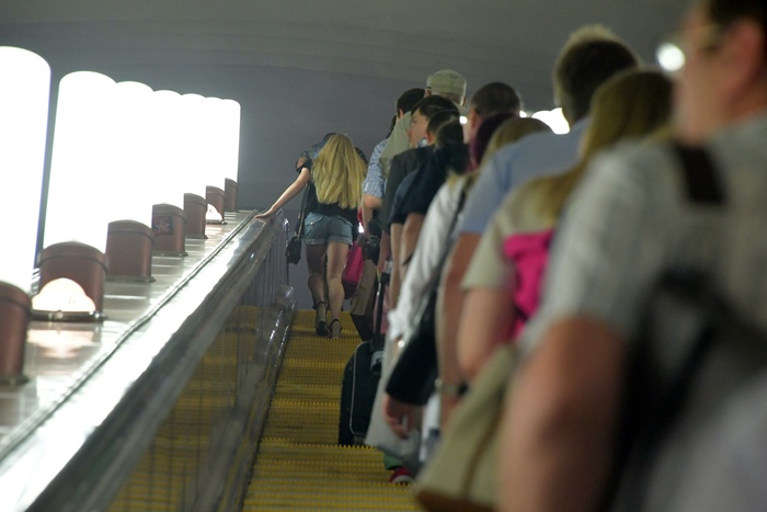 В метро рассказали, почему поручни эскалаторов движутся быстрее ступеней