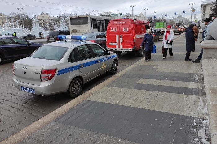 Мэрию Екатеринбурга заминировали, сотрудники уже час стоят на улице