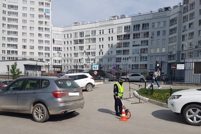 В Екатеринбурге во дворе жилого дома сбили подростка