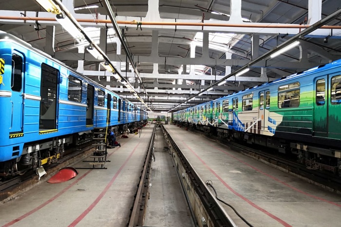 К юбилею Екатеринбургского метрополитена представили поезд, разрисованный граффити (ФОТО)