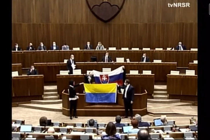 В парламенте Словакии демонстративно облили из бутылки флаг Украины