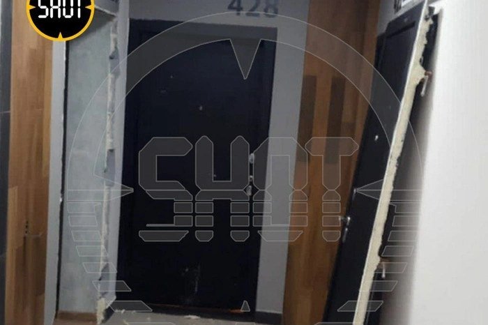 Выбило стёкла и двери: в Солнечном в квартире произошёл мощный взрыв