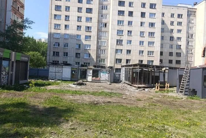 Во Втузгородке обнаружили кладбище демонтированных киосков