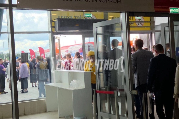 Участников «Иннопрома» срочно попросили покинуть выставочный центр