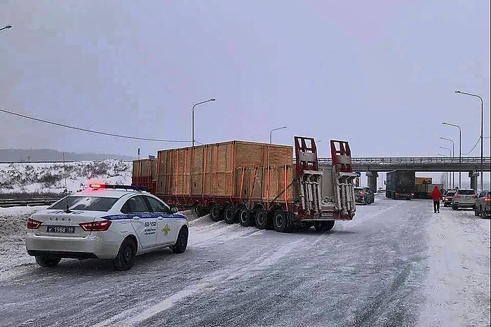 Фуры заблокировали движение по свердловской трассе