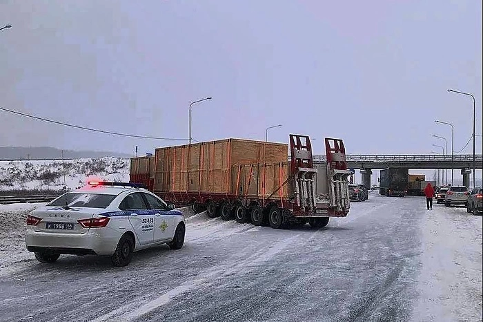 Фуры заблокировали движение по свердловской трассе