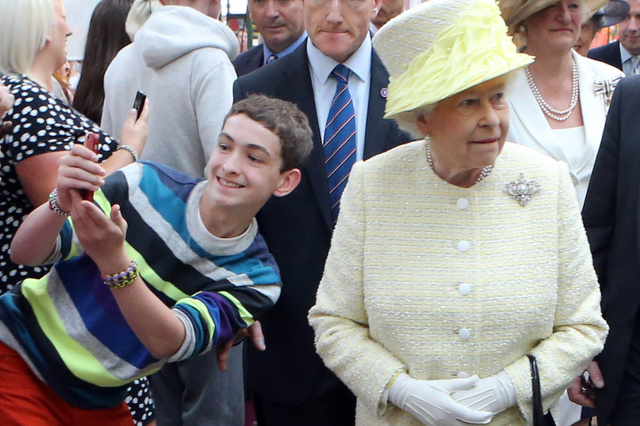 Членов британской королевской семьи замучили назойливые любители селфи