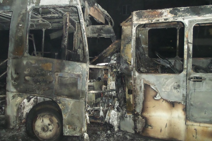 Два пассажирских автобуса сгорели дотла минувшей ночью на улице Техническая