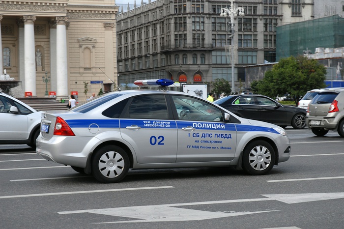 Инспектор ДПС пострадал при наезде угонщика на патрульный автомобиль на Урале