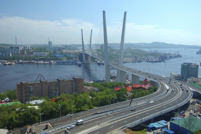 Во Владивостоке четверо парней пытались перейти мост под видом автобуса