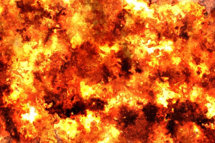 «Угроза взрыва ликвидирована»: в Екатеринбурге загорелся склад с пластиком