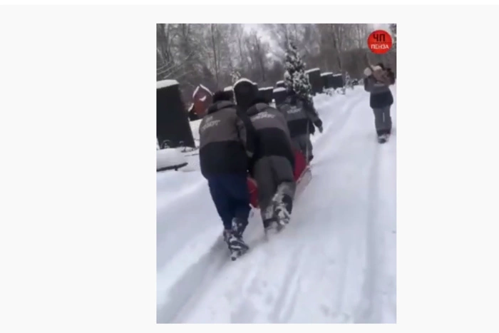 Пензенский губернатор поручил уволить директора кладбища, где гроб везли на санках