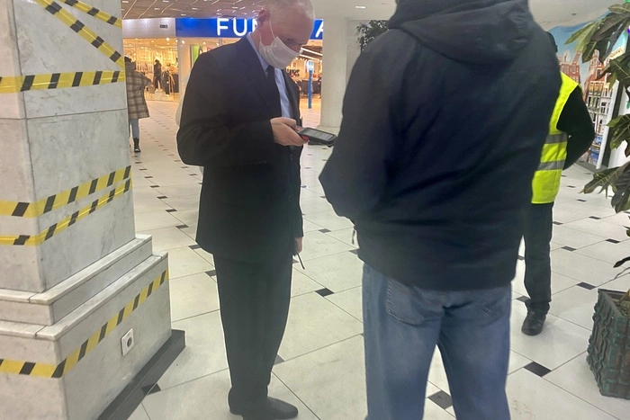 Жители Екатеринбурга нашли способ пройти в ТЦ без QR-кода