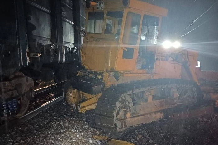 На Урале бульдозер протаранил поезд