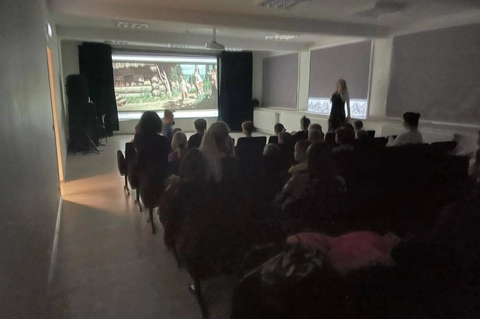 «Мы добрые эльфы, а не тролли». Русские дома в Европе открыли «точки обогрева» жителей