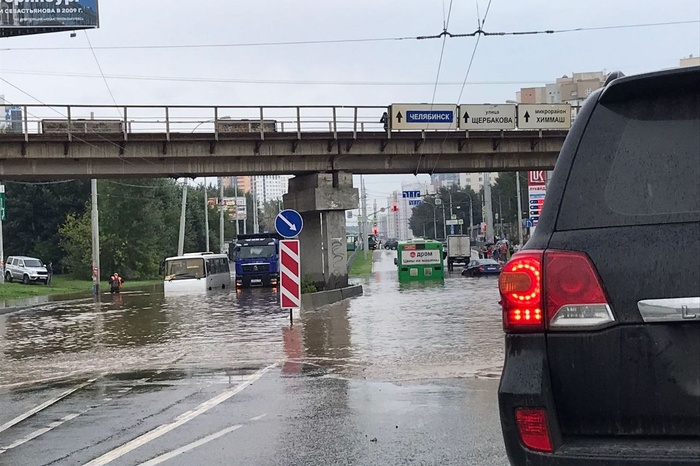 Движение под мостом Щербакова — Самолетная закрыто из-за прорыва воды