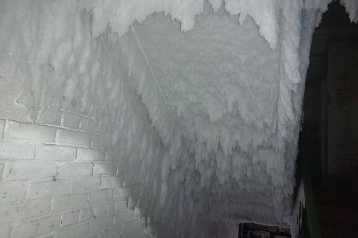 На Урале коммунальщики превратили подъезд многоквартирного дома в ледяную пещеру