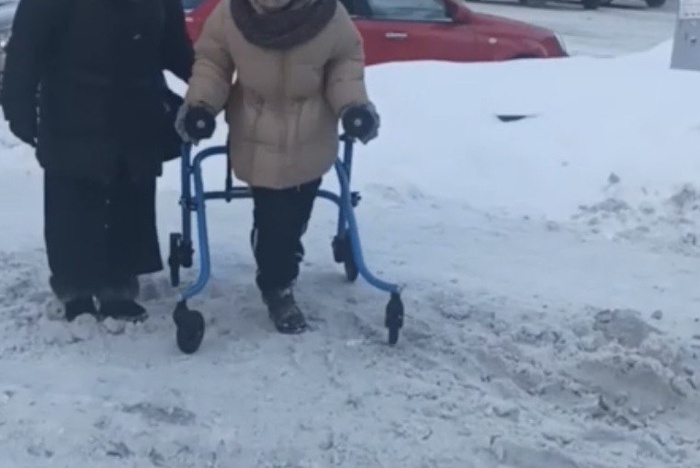 Екатеринбурженка пожаловалась на невозможность передвигаться по неубранному от снега району