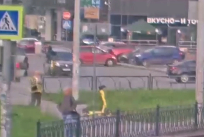 В Екатеринбурге легковушка сбила самокатчика. Он подлетел от удара