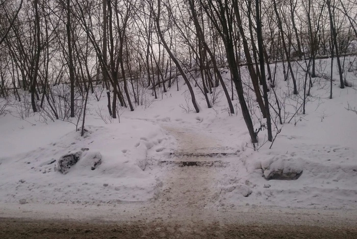 Детская коляска выкатилась на дорогу по нечищеной лестнице в Екатеринбурге