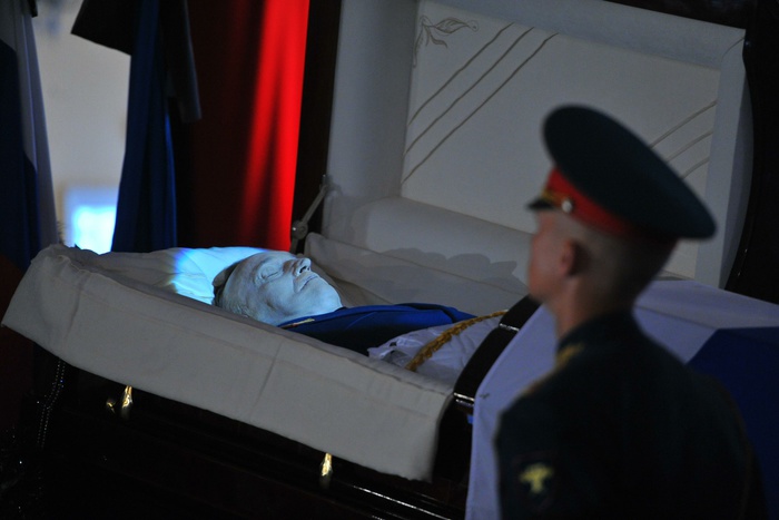 Похоронщики Канады решили бороться с селфи на фоне покойников
