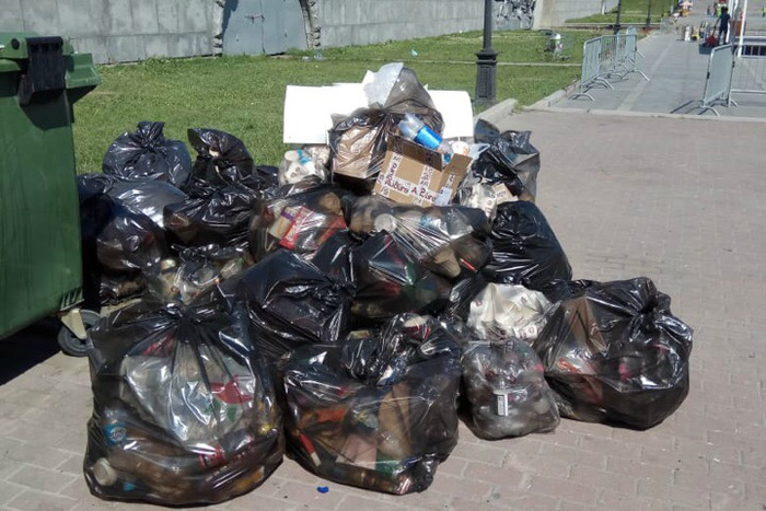 После «Ночи музыки» в центре Екатеринбурга осталось много неубранного мусора