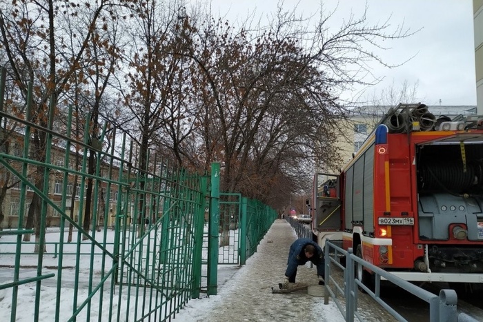 В Екатеринбурге в школе произошёл пожар