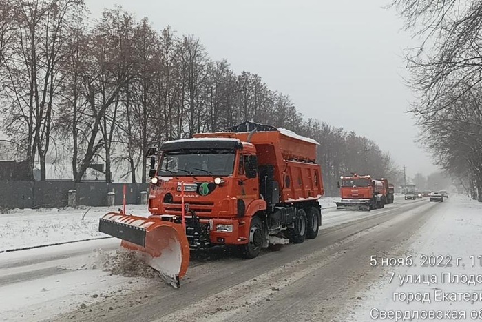 В Екатеринбурге коммунальщиков экстренно мобилизовали на уборку снега