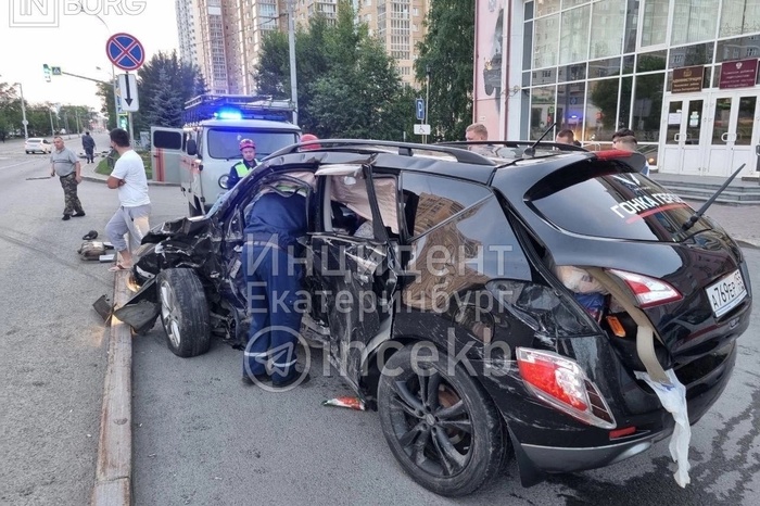 На Южном автовокзале Mercedes влетел в легковушку и снёс дорожное ограждение