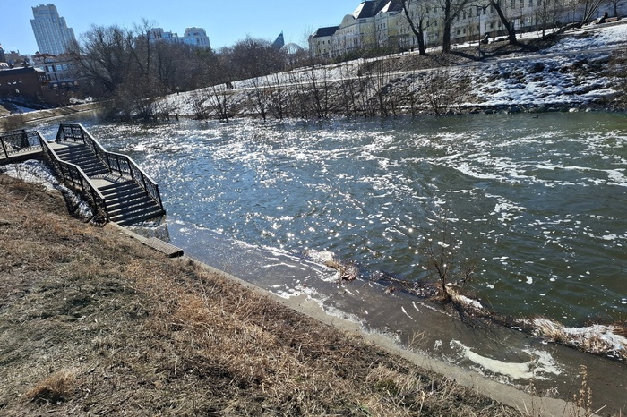 В центре Екатеринбурга Исеть затопила скамейки