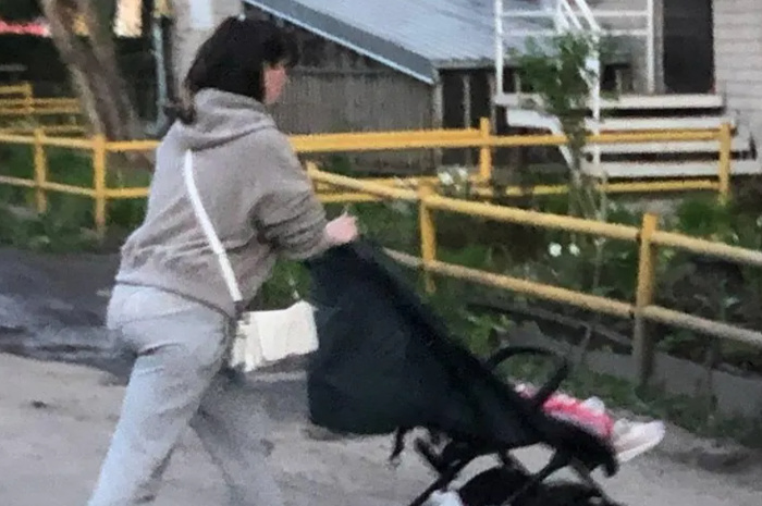 Свердловчанка избила дочь в коляске