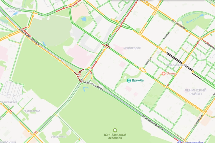 На выезде из Академического опять собралась пробка. Что на этот раз?
