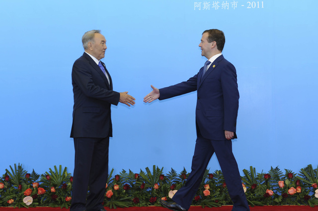 Медведев надел на встречу с Назарбаевым «наноботинки»