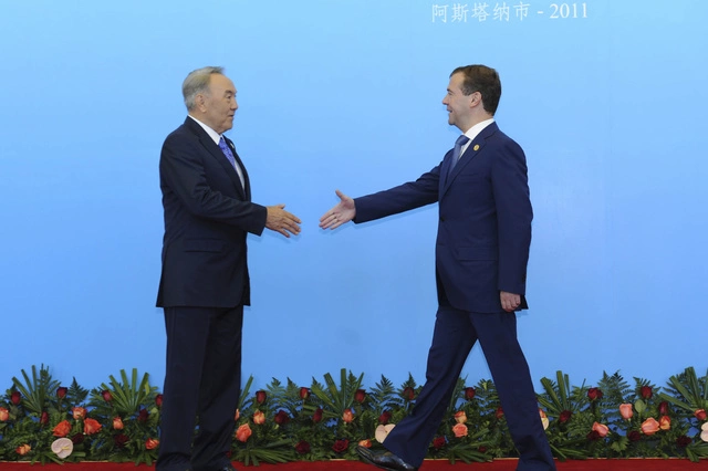 Медведев надел на встречу с Назарбаевым «наноботинки»