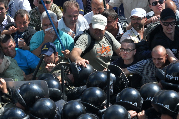 Порошенко возложил на Кремль вину за гибель бойцов Нацгвардии у Рады