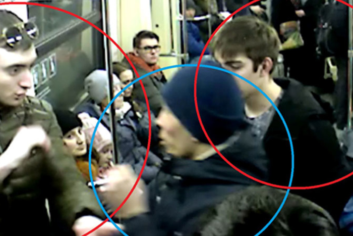В Москве грабители выхватили смартфон в метро и вытолкнули его хозяина из вагона