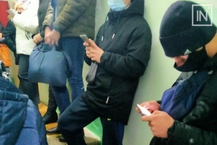 «Два зала переполнены»: в поликлинике Екатеринбурга выстроились огромные очереди