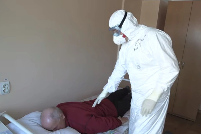 Врач-инфекционист заявил о выходе на плато четвертой волны COVID-19