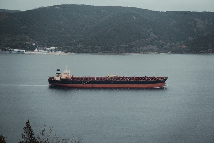 ВСУ обстреляли гражданское грузовое судно из России в Азовском море