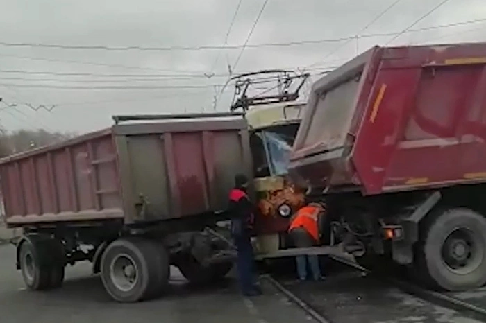 В столице Урала трамвай протаранил грузовик