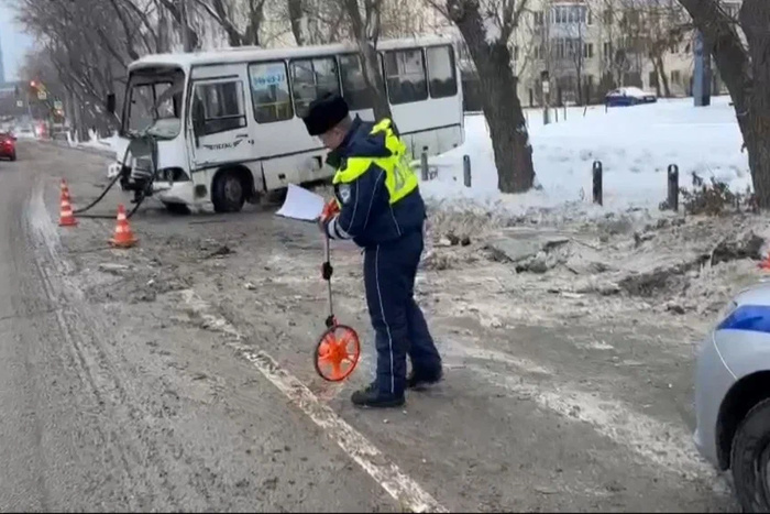 Автобус с пассажирами врезался в дерево на улице Малышева в Екатеринбурге