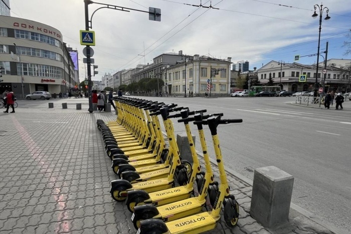 В Екатеринбурге 13-летней девочке выписали штраф в 100 тысяч за поездку на самокате