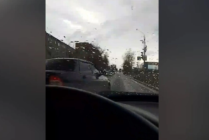 В Екатеринбурге неизвестный открыл стрельбу на дороге после перепалки с девушкой