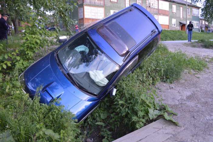 В Дегтярске пьяный водитель сбил на тротуаре 2-летнюю девочку