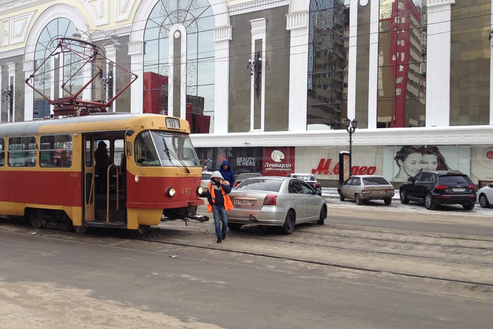 Toyota Avensis угодила под трамвай на улице Радищева