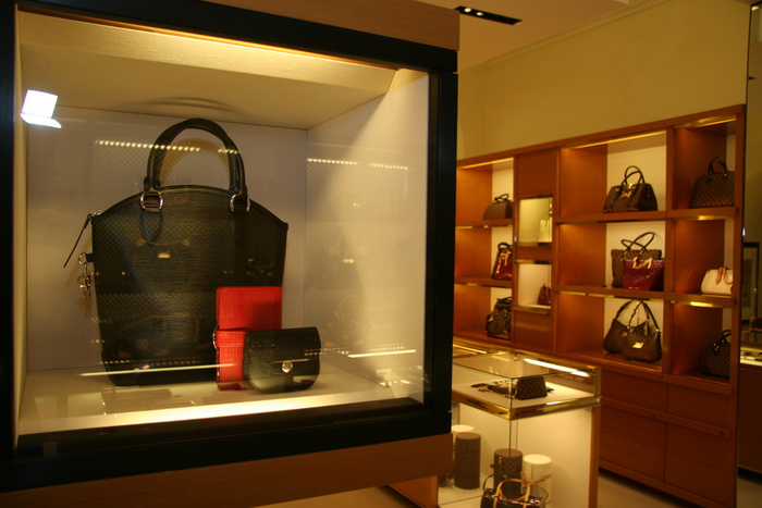 Китаянка носила рыбу в сумочке Louis Vuitton за тысячу долларов